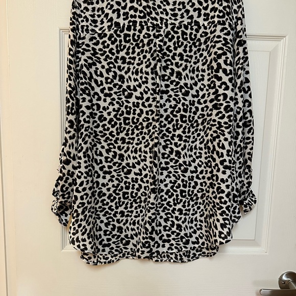 This is a Talbot’s Plus blouse. Size 1X with 2 patch pockets & roll tab sleeves. - Picture 3 of 3